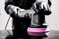 Imagen que muestra a una persona puliendo una superficie Imagen que muestra a una persona puliendo una superficie